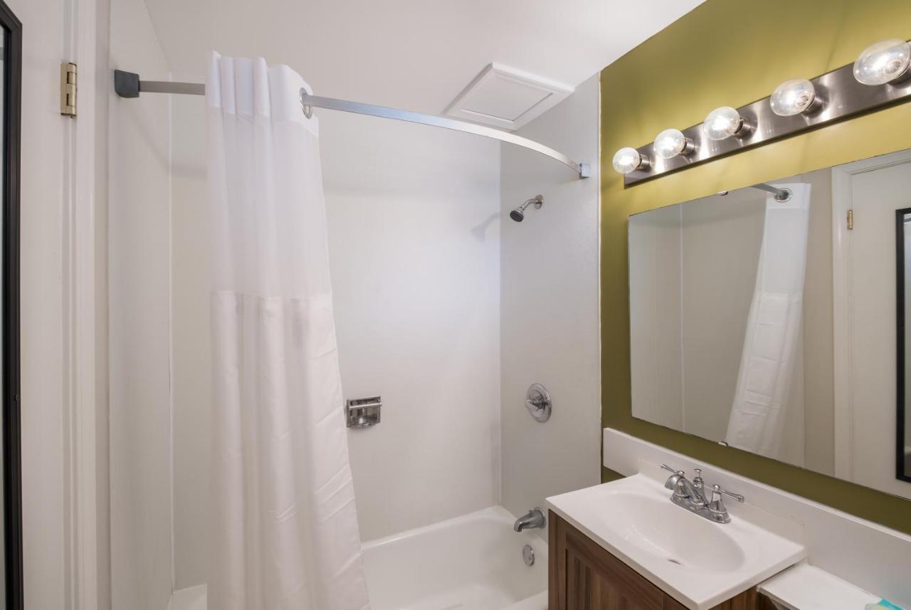 Americas Best Value Inn-Painted Post Экстерьер фото