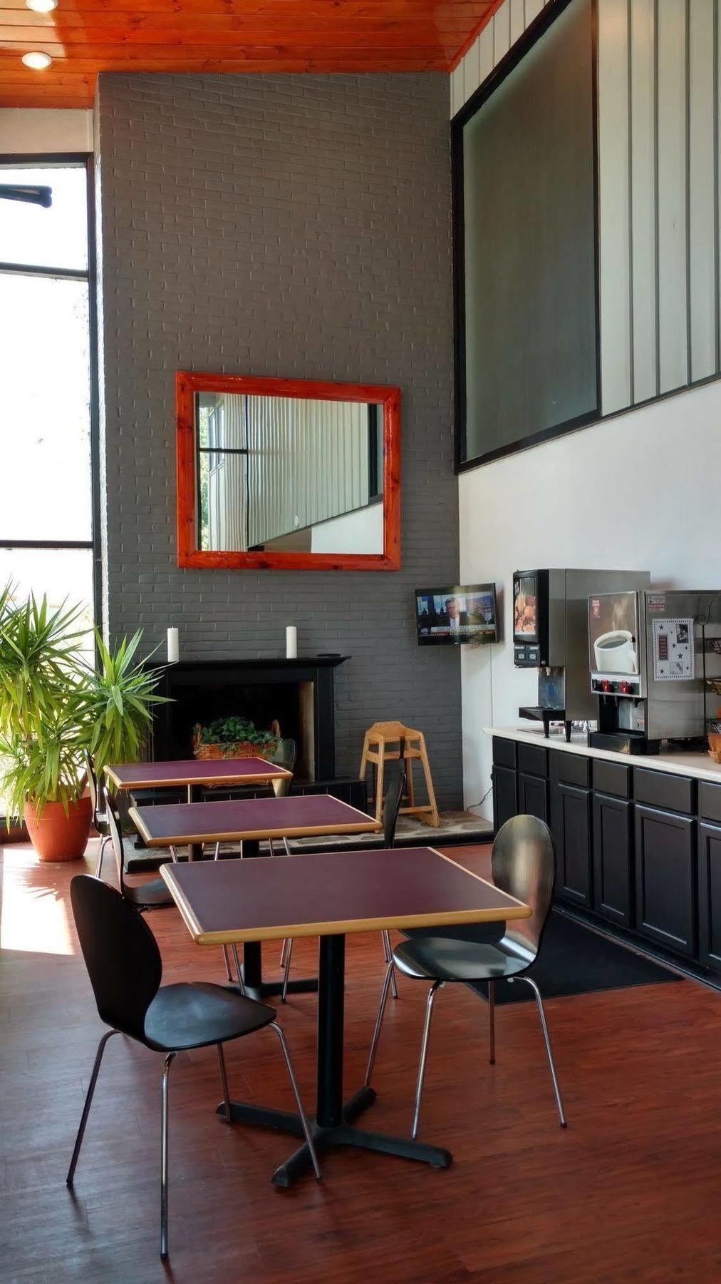 Americas Best Value Inn-Painted Post Экстерьер фото